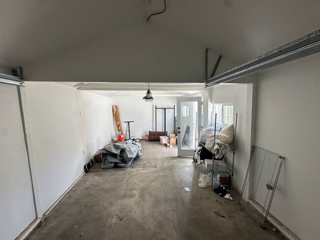 Building Photo - Fairview Heights Bungalow | 2 Bed / 1 Bath | Yard & Parking