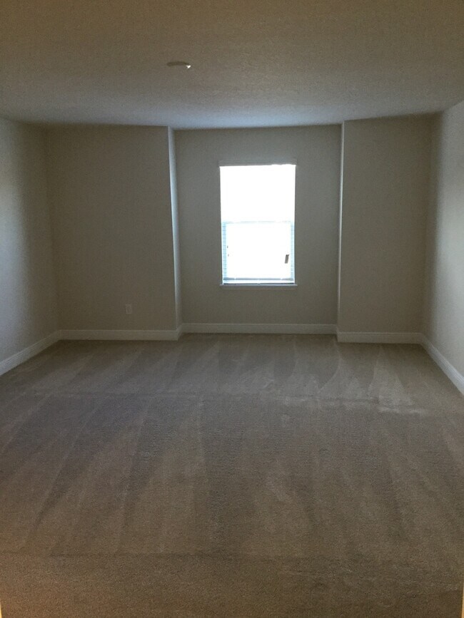 Building Photo - 3 bedroom, 2.5 bathrom townhome in Oviedo