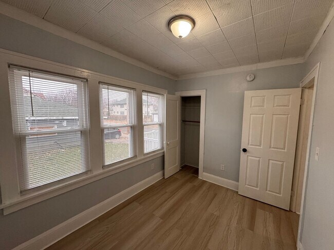 Building Photo - 1429-1431 Knox Ave N