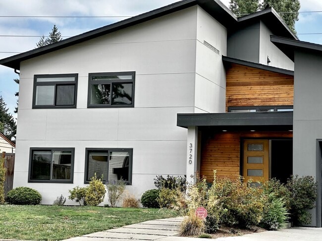 Building Photo - 6 BR / 4 BA – 4,100 SQ FT with Patio, Full...