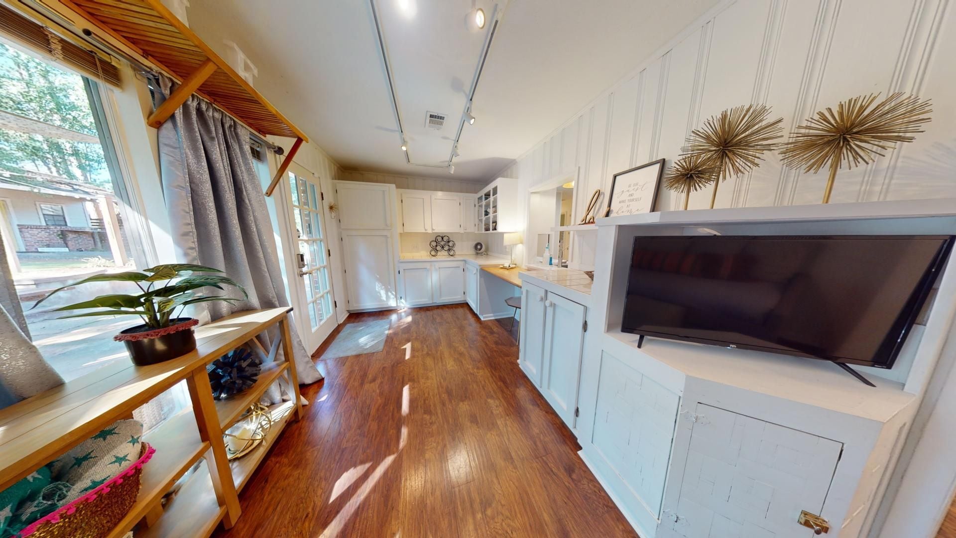 Building Photo - Super Cute One Level Home 1 mile from Toom...