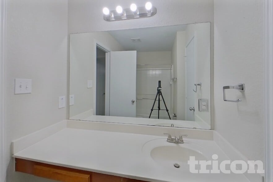 Building Photo - 5423 Sabine Ln