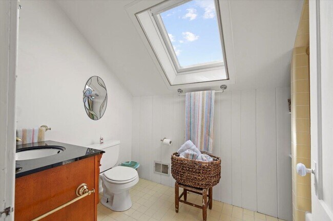 Building Photo - 627 W Rd