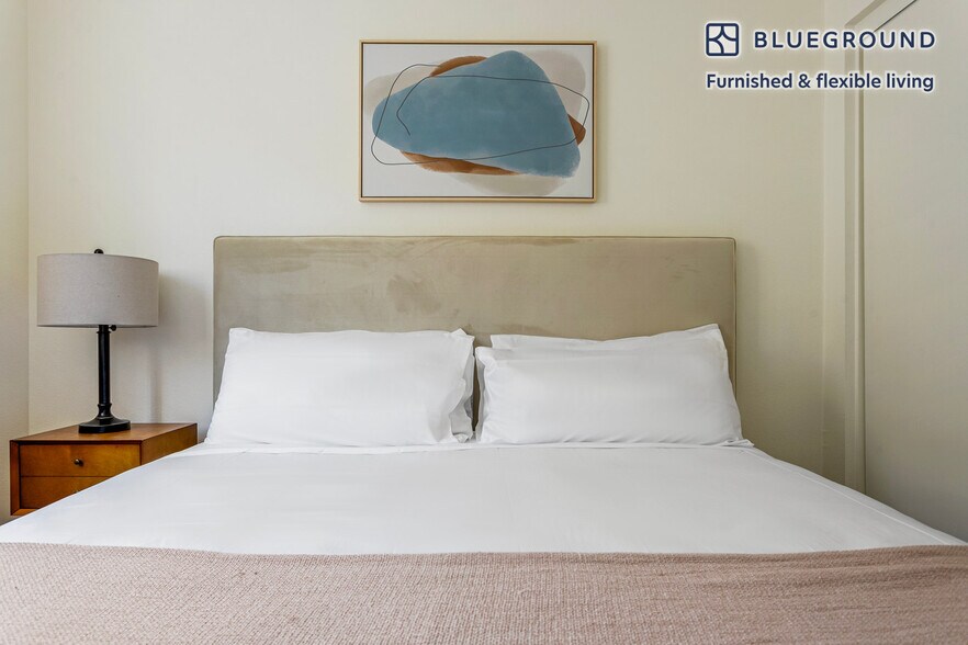 Building Photo - 760 S Serrano Ave