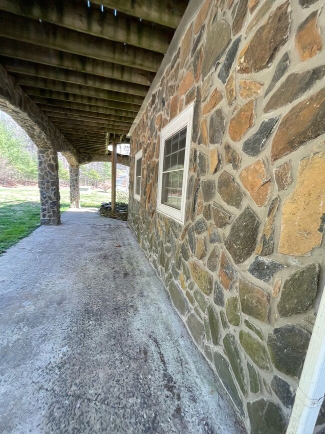 Building Photo - 167 Wagon Wheel Ln