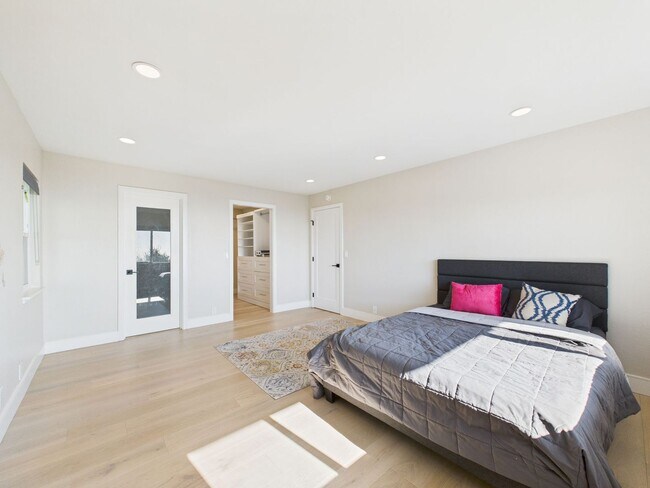 Building Photo - 3325 Brunell Dr