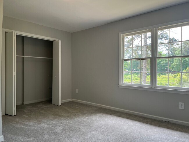 Building Photo - Updated 6bd/3ba w/ Large Backyard in Forest Park!