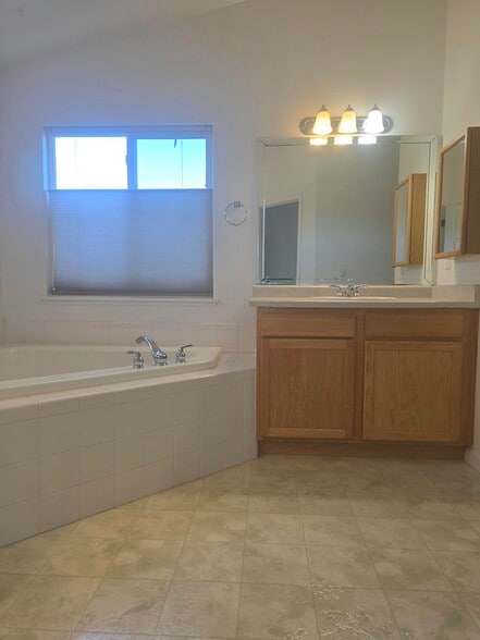 Building Photo - 1335 Monument Ct