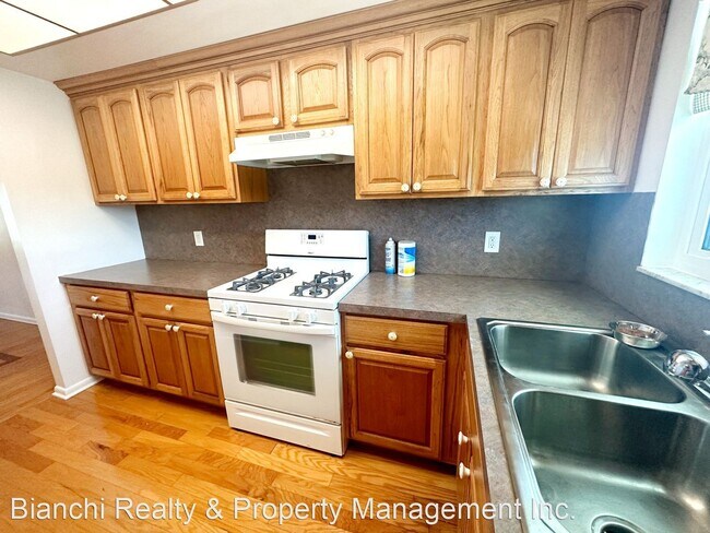 Building Photo - 2 br, 2 bath House - 1819 Shore Dr S #307