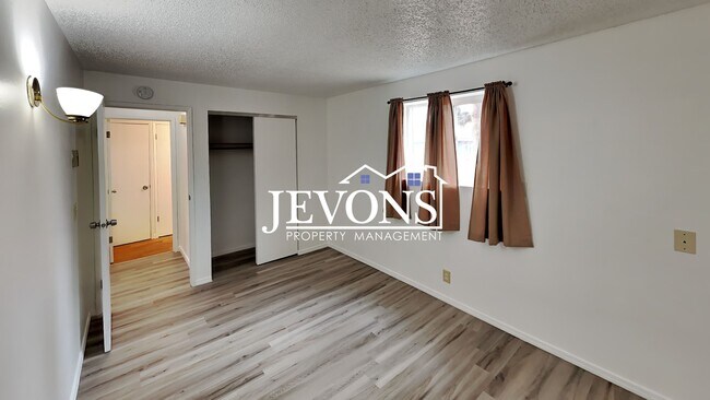 Building Photo - 6006 W Walnut St