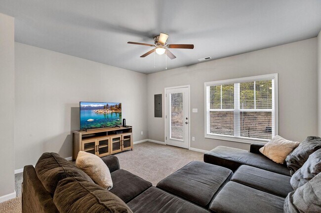 Building Photo - Furnished rental available now!!