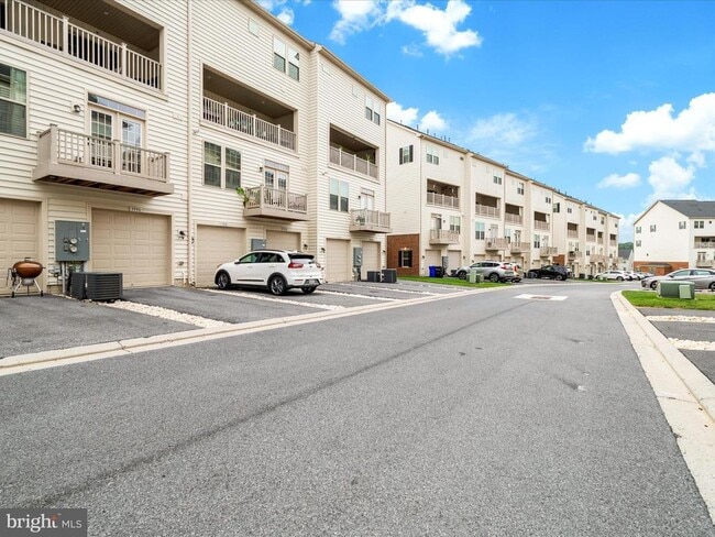 Building Photo - 5940 Etterbeek St