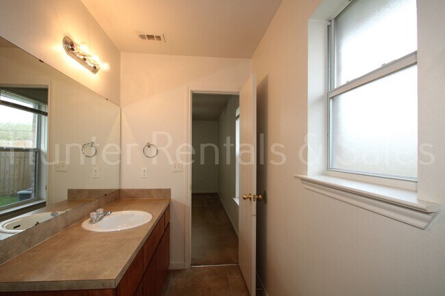 Building Photo - Heights Three-Bedroom Duplex!