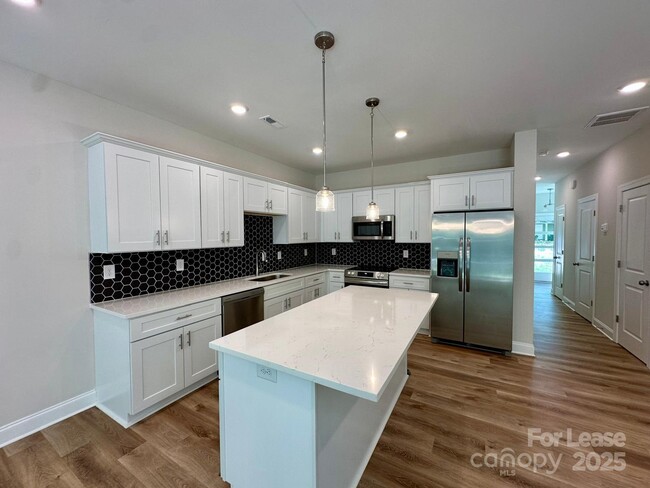 Building Photo - 9251 Eleanor Dr