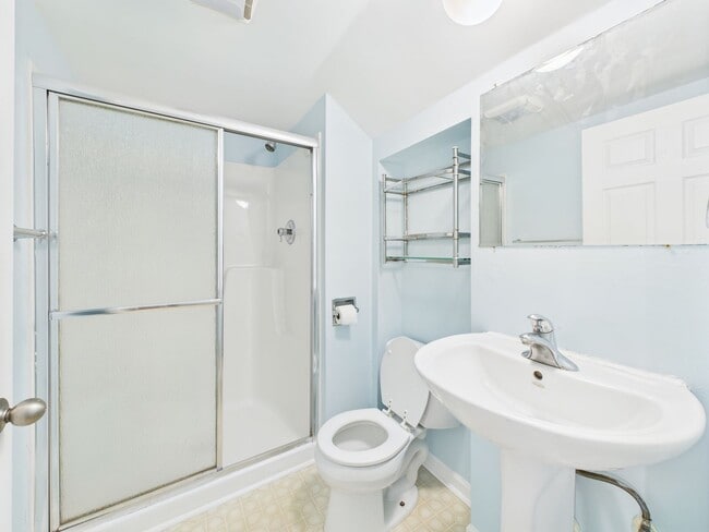 Building Photo - Charming 2-Bedroom near Gypsy Hill Park