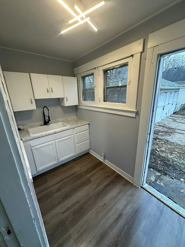 Building Photo - 1400 Woodlawn Ave