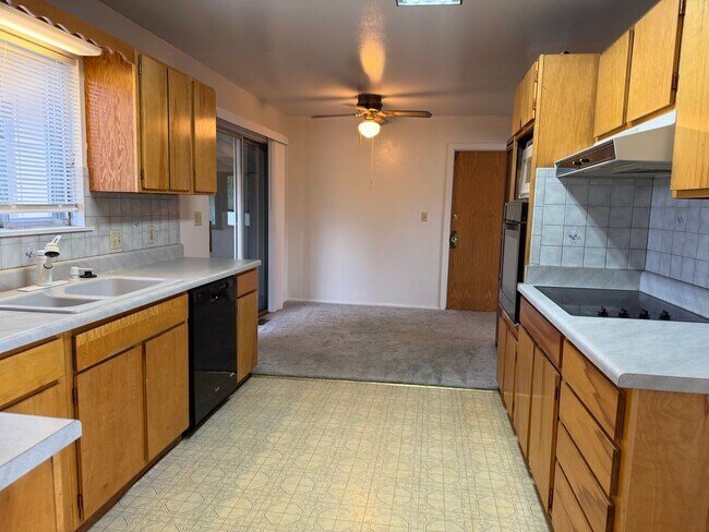 Building Photo - 2636 Hickory Dr