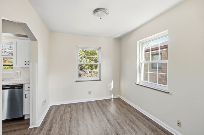 Building Photo - Charming Covedale Duplex