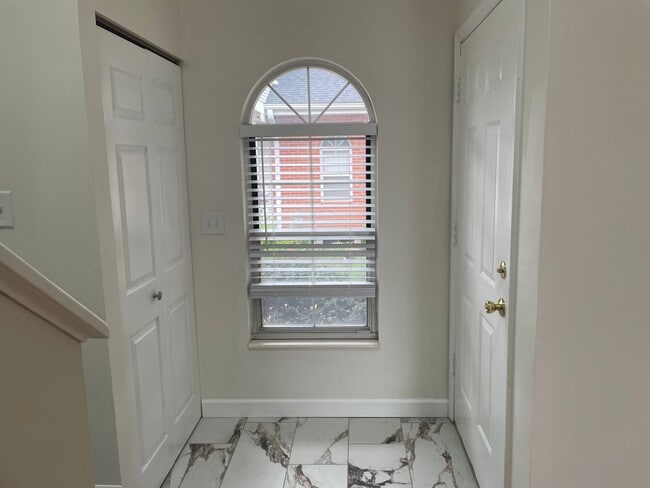 Building Photo - Beautiful 2 Bed, 1.5 Bath Townhome on the Edge of the Desirable Hill Neighborhood Available for Rent