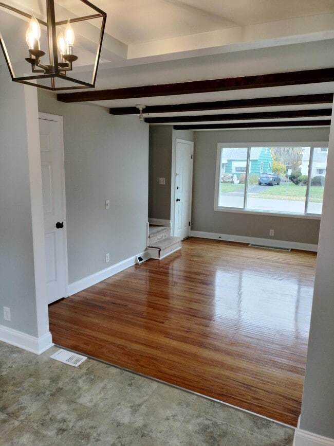 Building Photo - 211 Ellen Dr