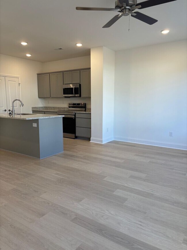 Building Photo - Knoxville 37920 - 3 bedroom 2.5 bath - cal...