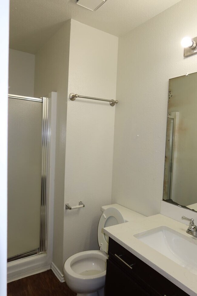Building Photo - Downtown / Riverside Townhome - 2BD/2.5BA ...