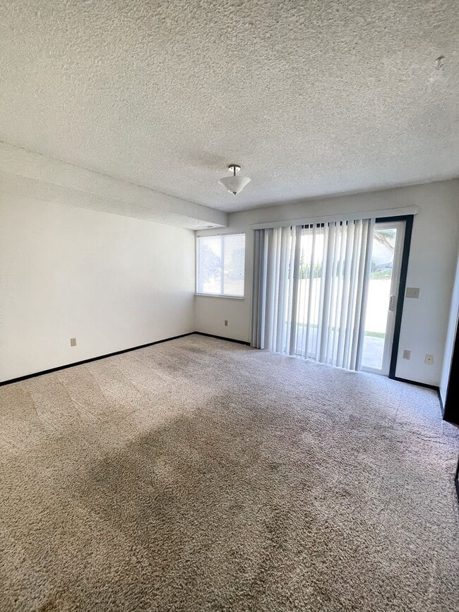 Building Photo - Spacious Townhome with Expansive View and a 2 Car Private Garage