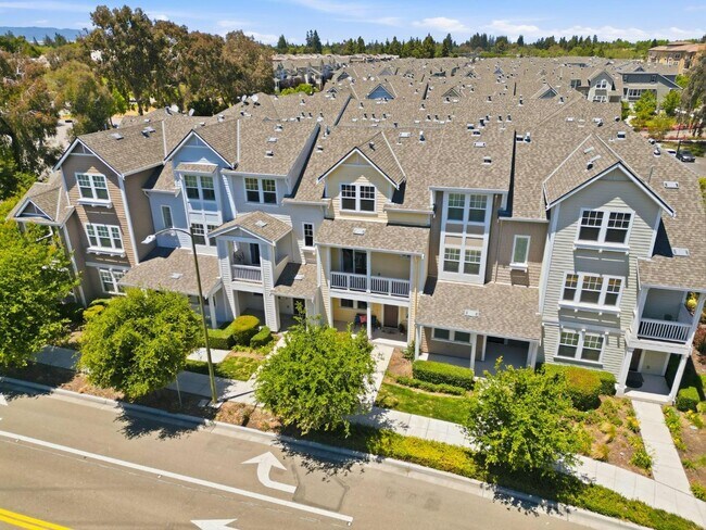 Building Photo - 394 Circuit Wy