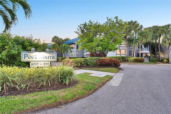 Building Photo - 910 Pinellas Bayway S