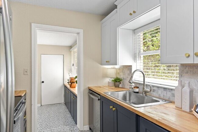 Building Photo - Charming bungalow in Winter Park