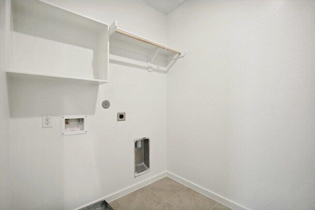 Building Photo - 586 Avisa Dr