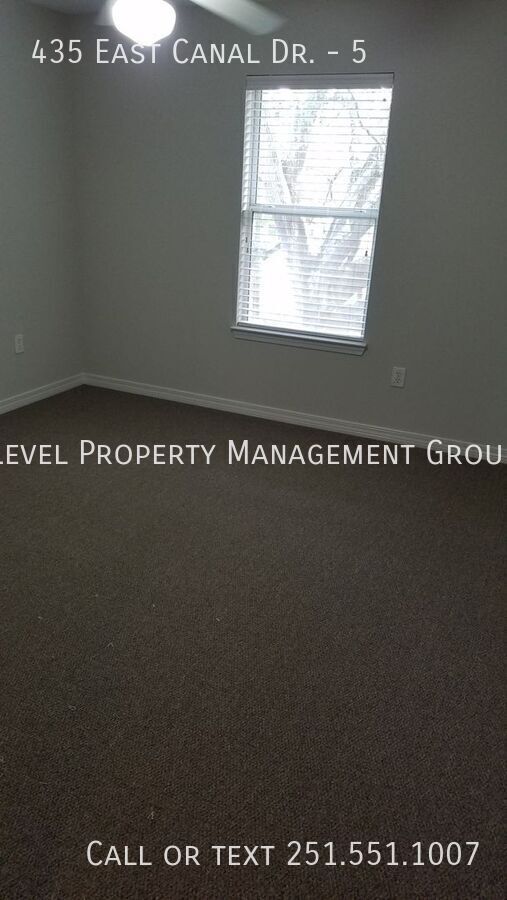 Building Photo - 435 E Canal Dr