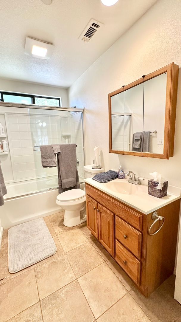 Building Photo - Darling Fully Furnished Guest Home Unit wi...