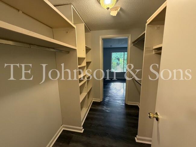 Building Photo - Cozy & Stylish 2BR Home with Fireplace, Su...