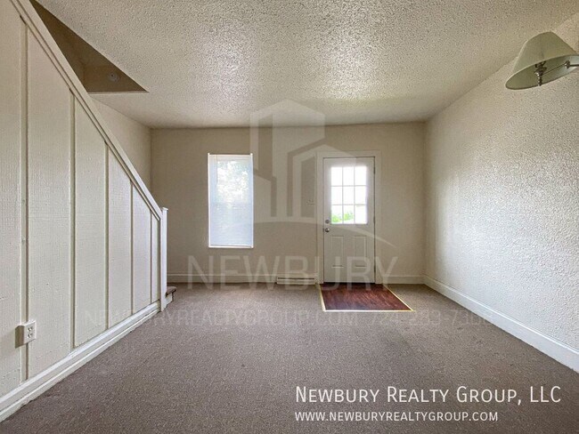 Building Photo - 37 Hickory St
