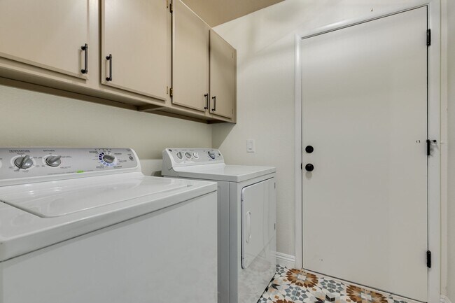 Building Photo - Fully upgraded 3 bedroom house on large lo...