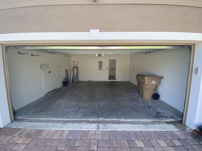 Building Photo - Spacious 3 bedroom 2 bathroom home in the Sawgrass community
