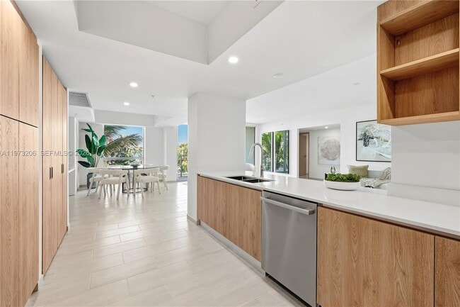 Building Photo - 10281 W Bay Harbor Dr