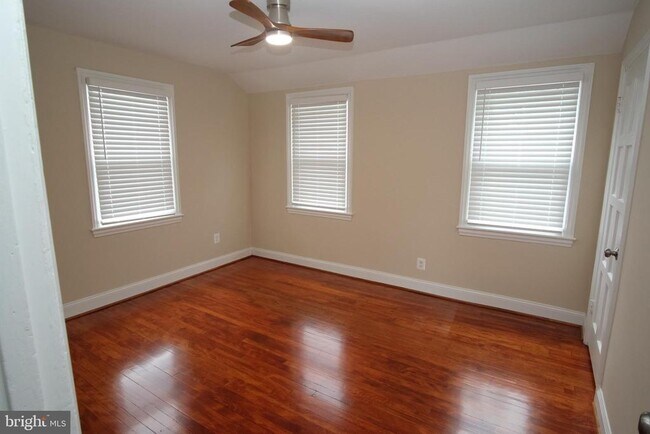 Building Photo - 632 Faraday Pl NE