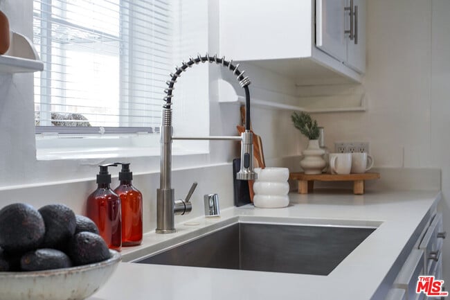 Building Photo - 560 Croft Ave