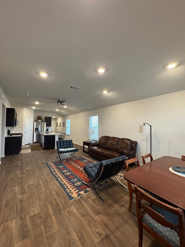 Building Photo - $300 OFF 1ST MONTH RENT IF YOU MOVE IN WIT...