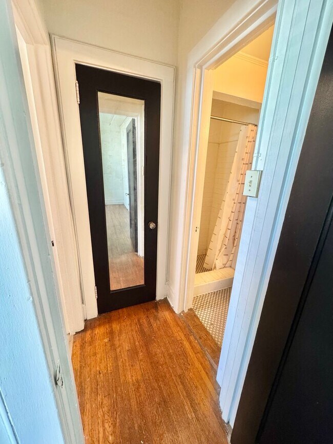 Building Photo - Studio Apartment in Uptown Charlotte!