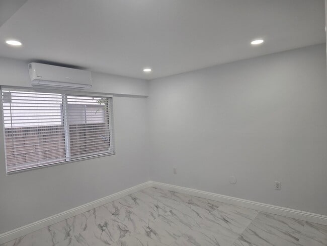 Primary Photo - Cozy Unit in Westminster for Lease