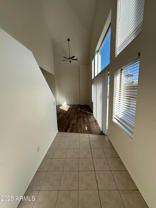 Building Photo - 1015 S Val Vista Dr