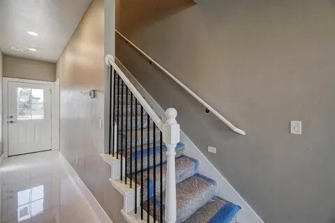 Building Photo - 621 Abadan Dr