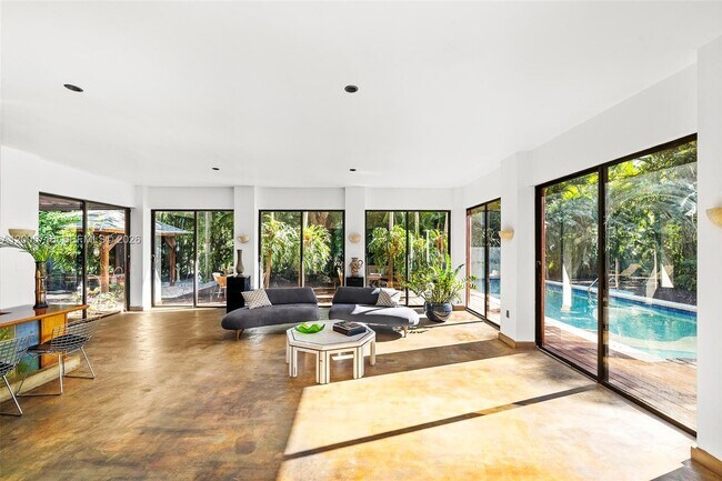 Building Photo - 5627 Granada Blvd