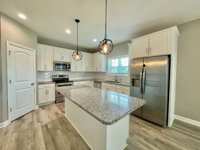Building Photo - Spacious 4 Bedroom, 2 And A Half Bath Nest...