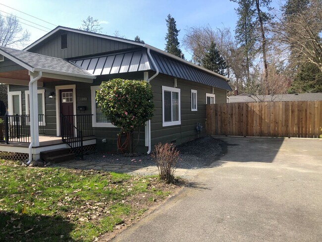 Building Photo - 1202 NW Hawthorne Ave
