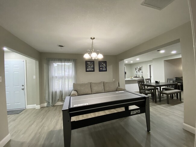 Building Photo - 6425 Sedgefield Dr