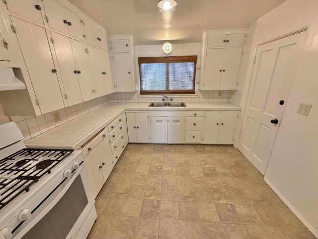 Building Photo - Beautiful 3 bed/1 bath unit in San Clemente